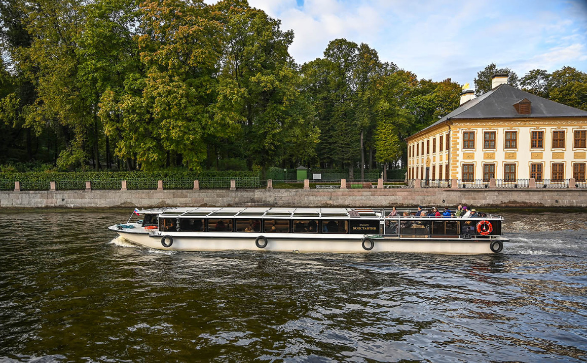 Теплоход у Летнего сада