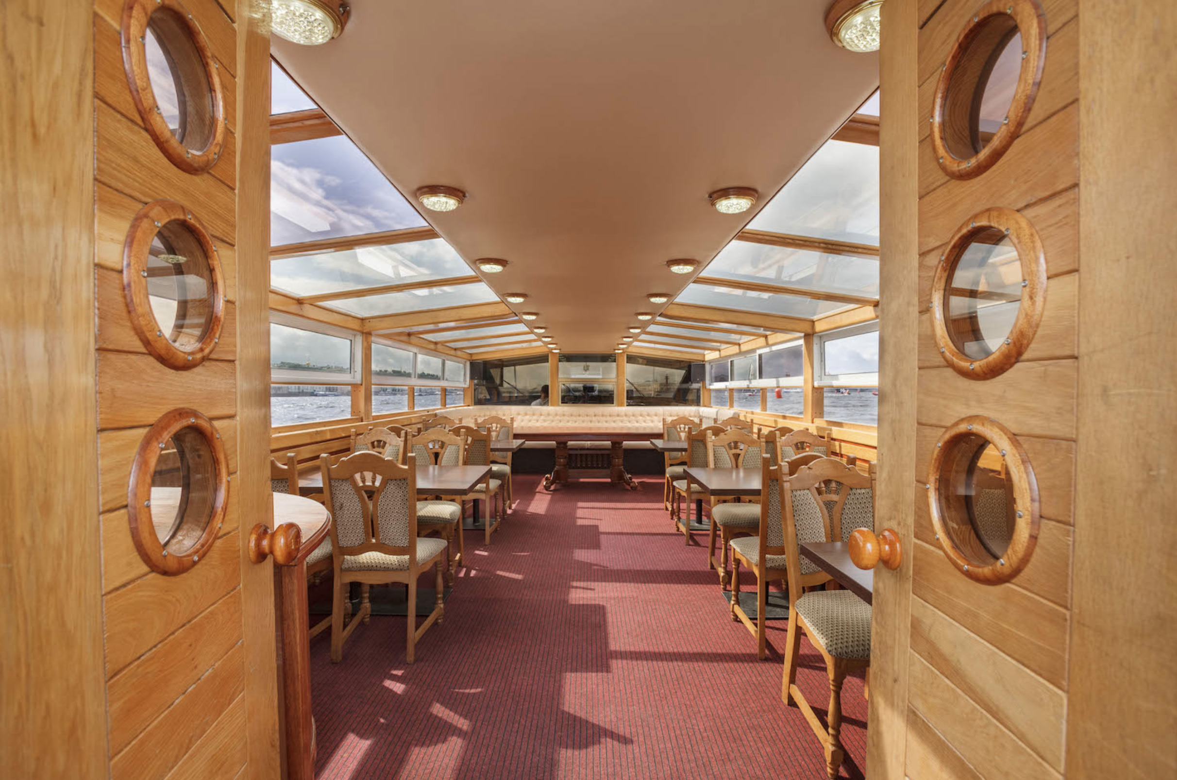 Салон теплохода в Санкт-Петербурге