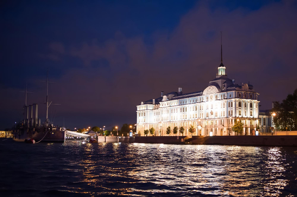 Крейсер Аврора ночью