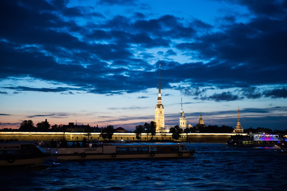 Петропавловская крепость ночью