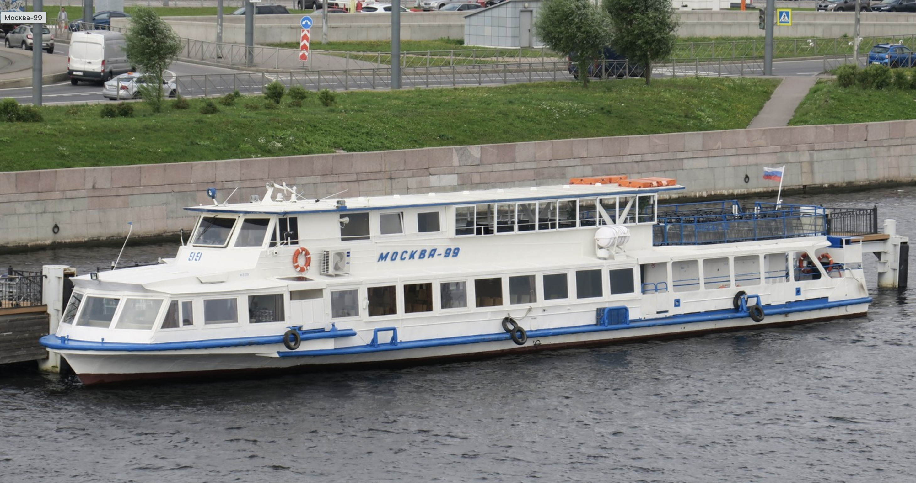 Теплоход в Санкт-Петербурге