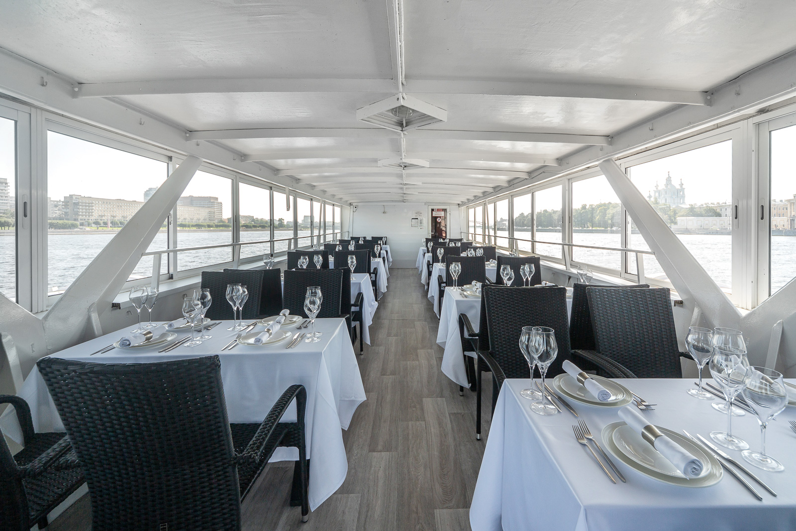 Теплоходная прогулка ночью