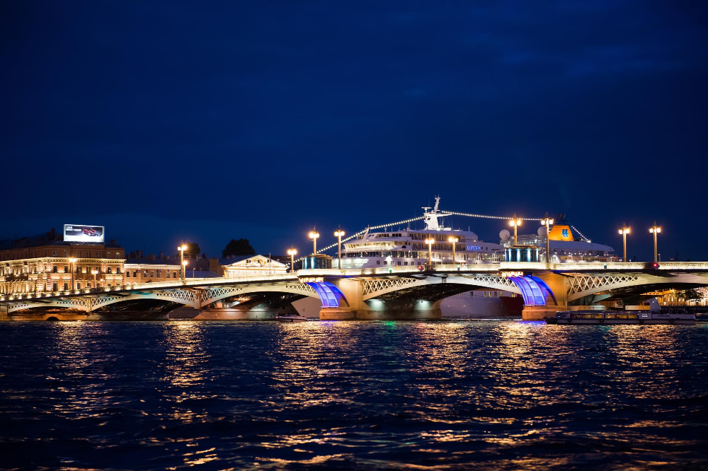 Разведение мостов и лайнер